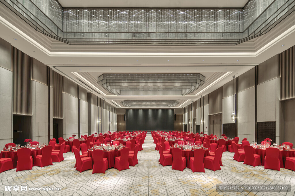 豪华大厅内的红色座椅阵列