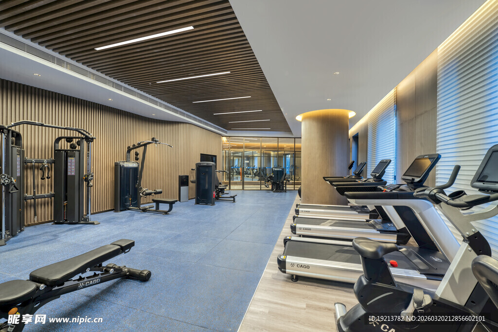 现代健身房内景设备展示