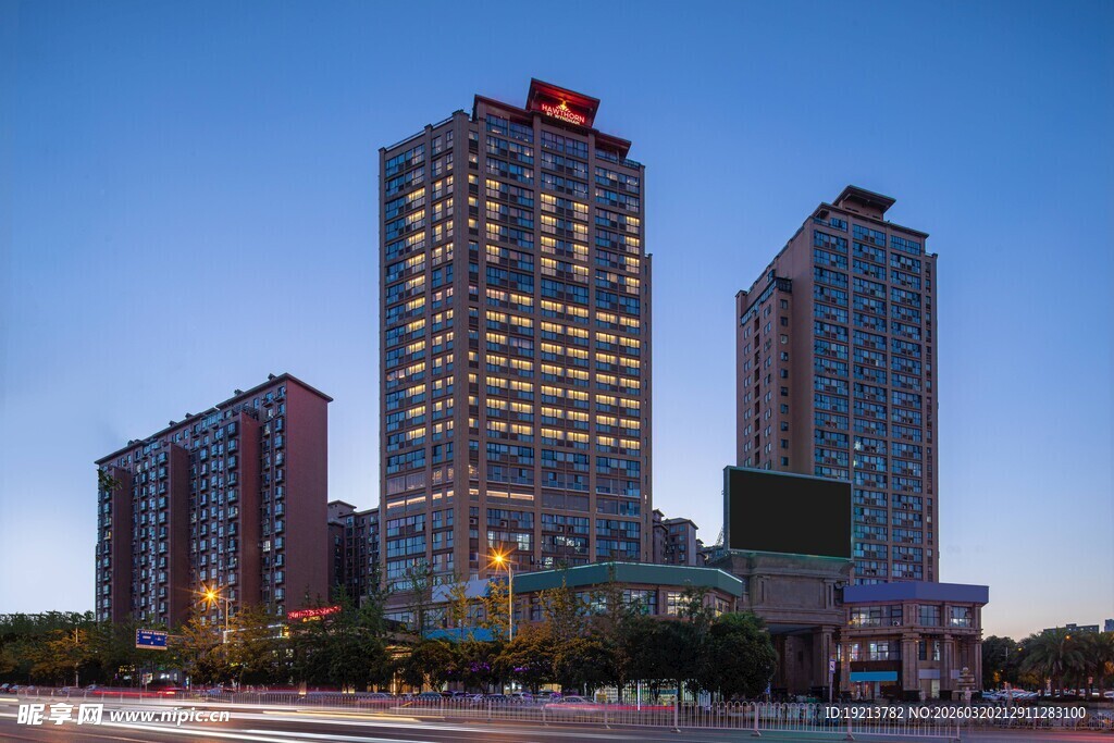 城市璀璨高楼夜景