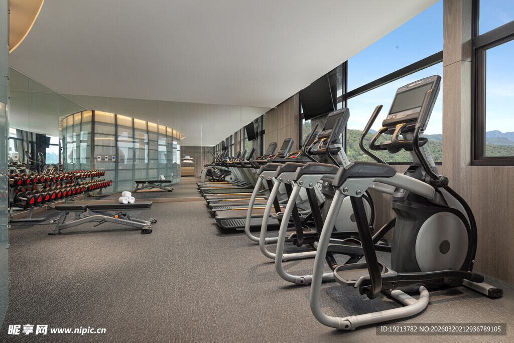 现代健身房内景设备展示