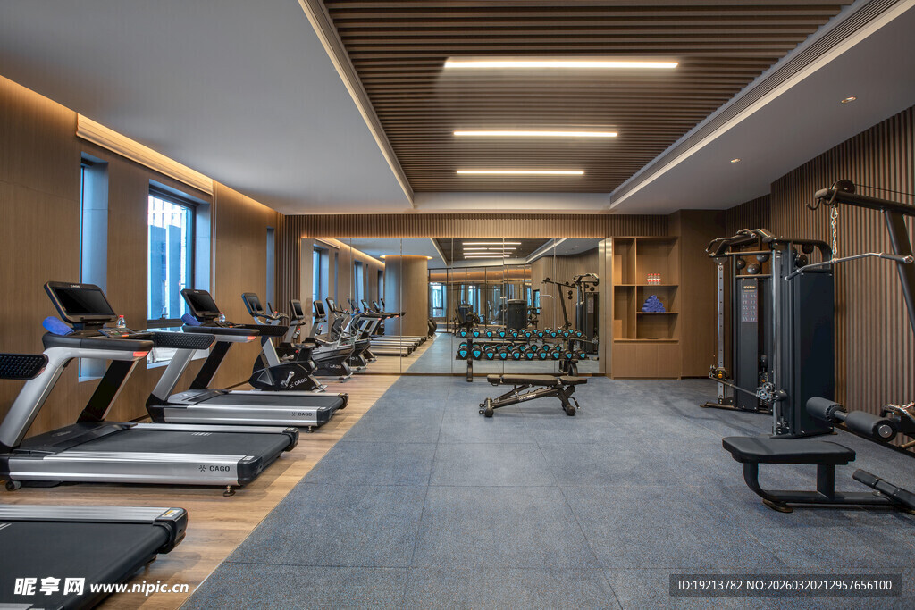 现代宽敞健身房内部场景
