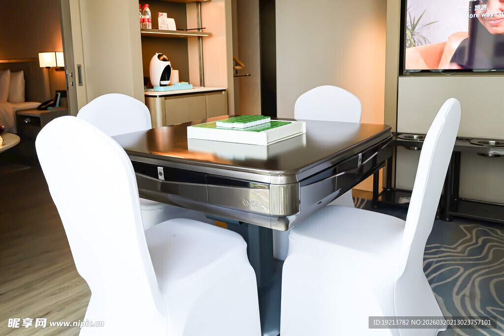 现代简约风格餐厅桌椅布置