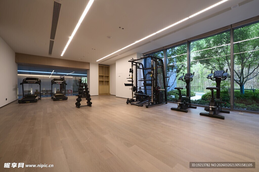 现代宽敞健身房室内景象