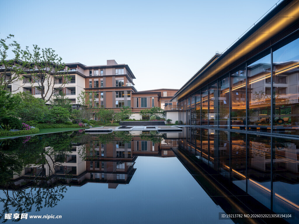 现代建筑旁的静谧水景