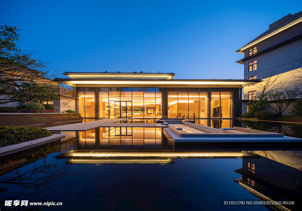 湖畔现代别墅夜景倒影