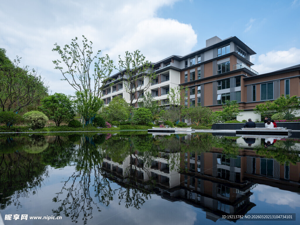 湖畔现代建筑倒影美景