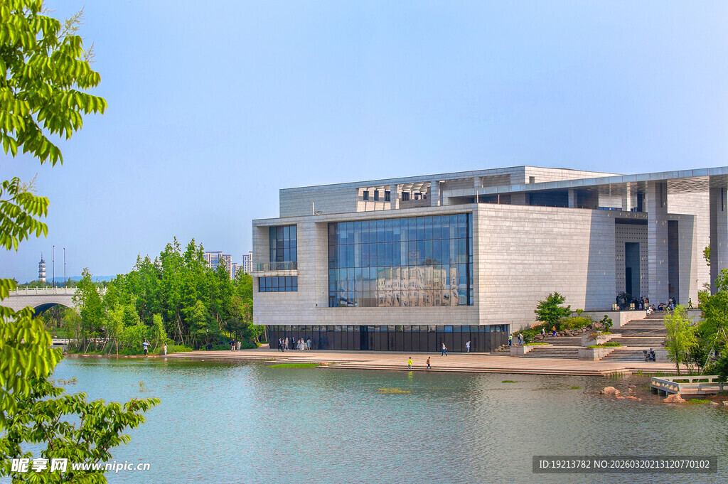 湖畔现代化建筑景观