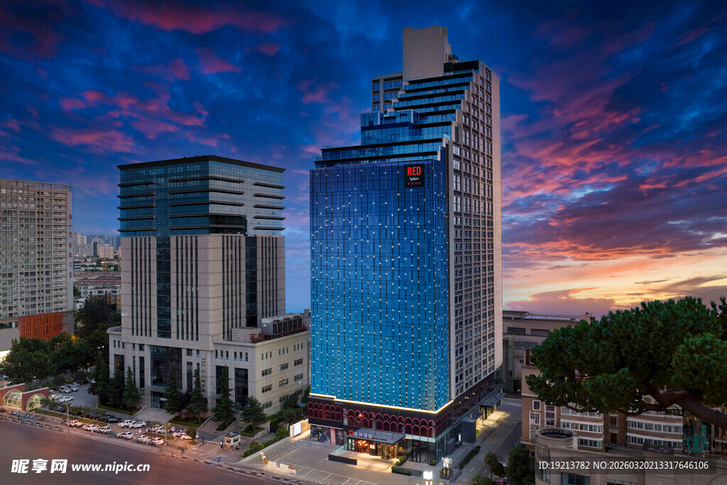 城市黄昏下的摩天大楼景观