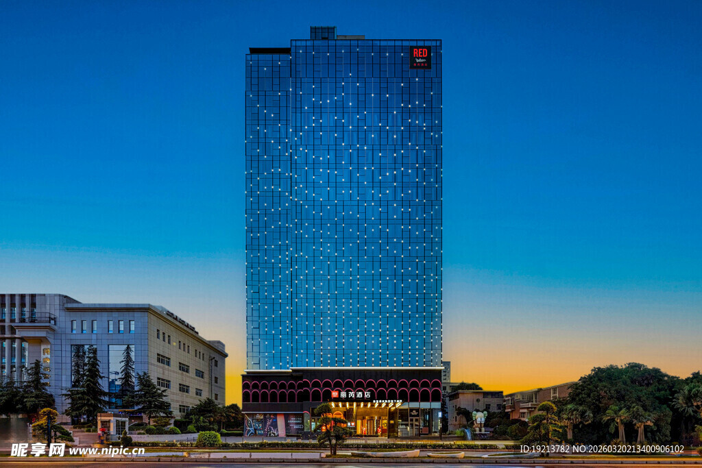 城市中高耸的现代玻璃建筑