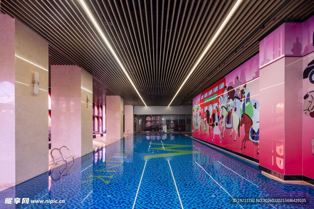 粉色主题室内时尚游泳池