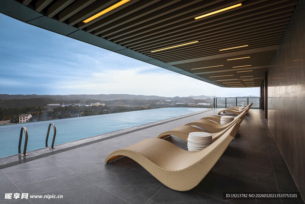 现代露台泳池休闲区