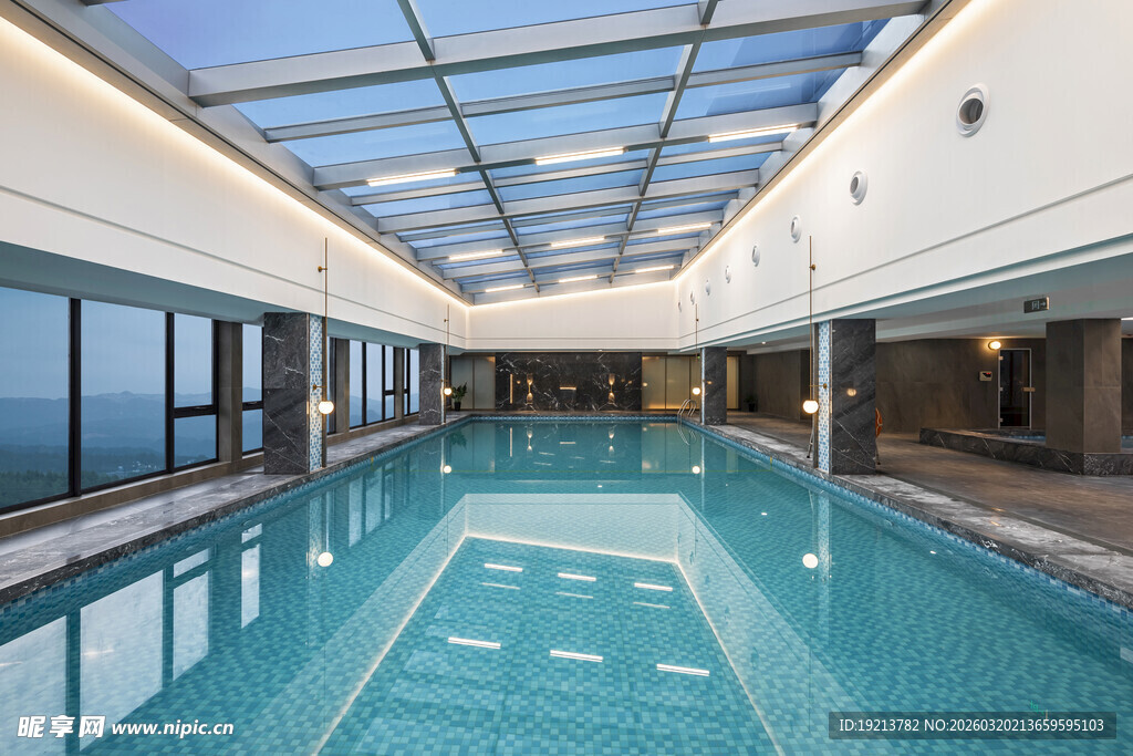 室内海景泳池视野开阔