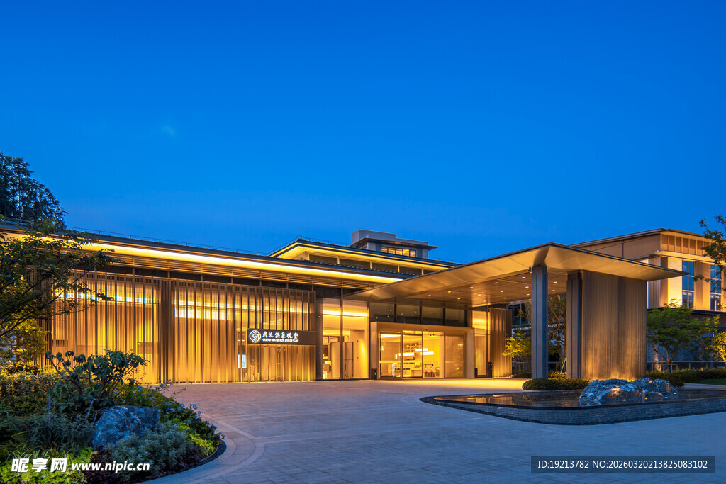 黄昏下的精美现代建筑