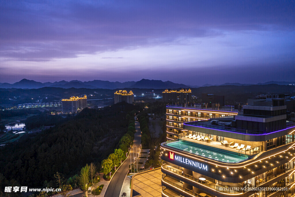 城市夜景中的璀璨泳池建筑