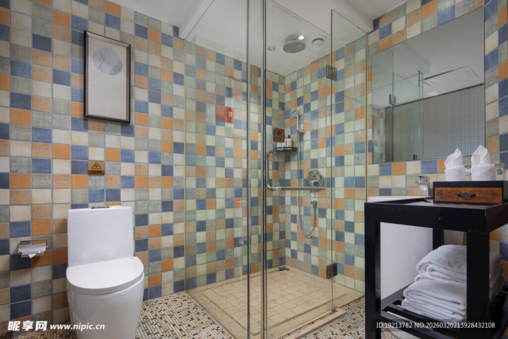 多彩瓷砖装饰的卫浴空间