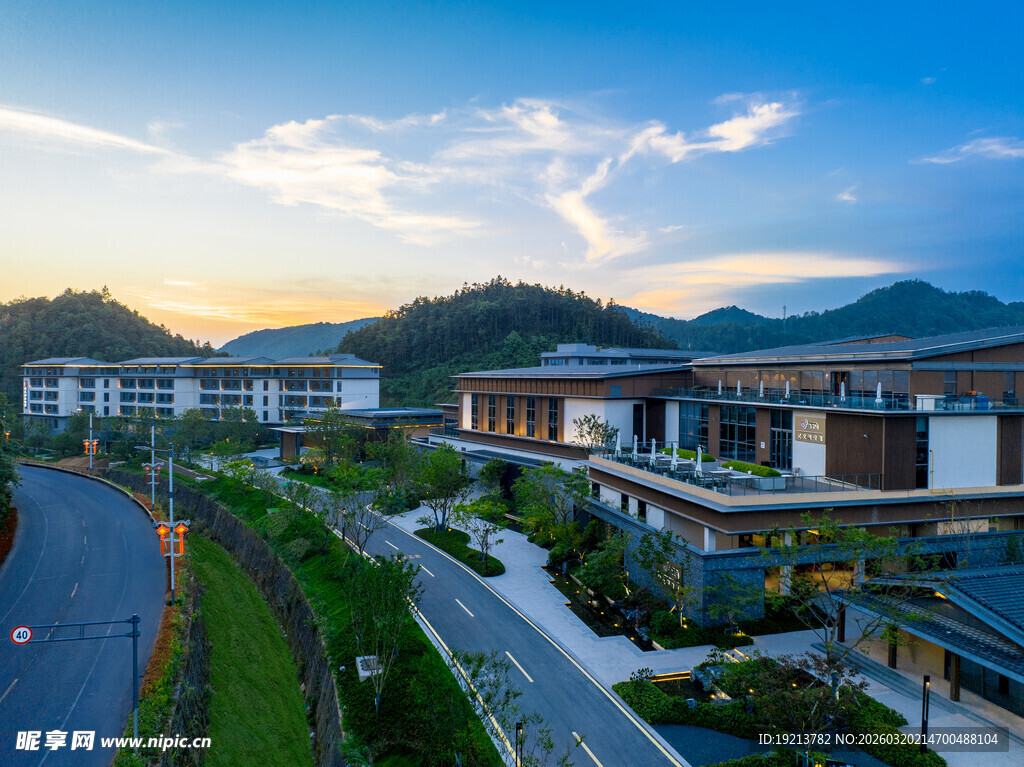 现代风格建筑群与自然风光