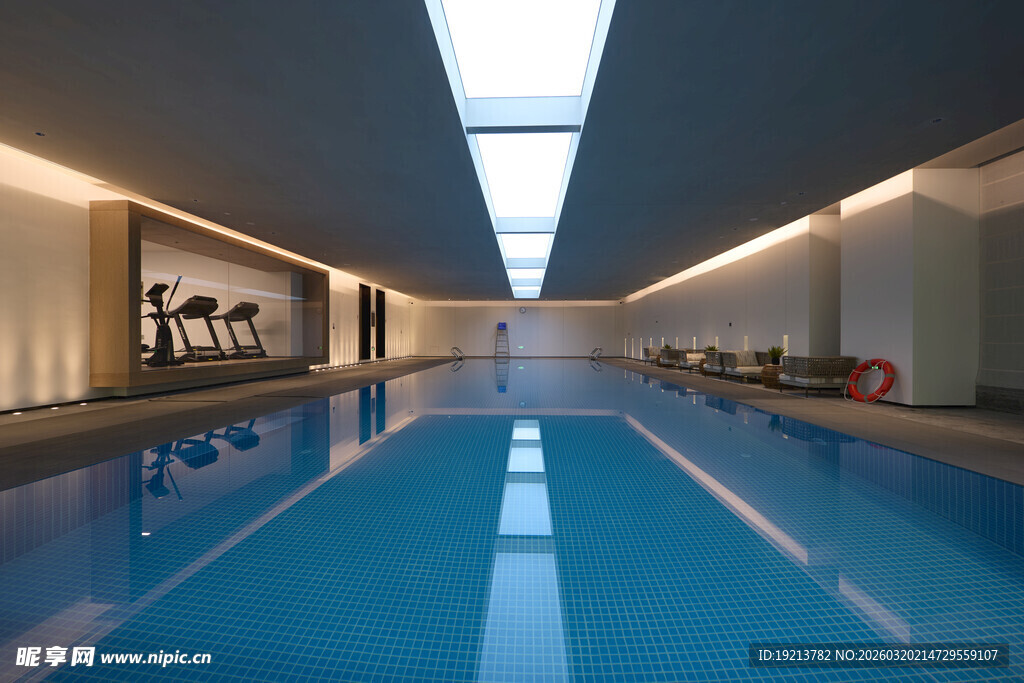 现代风格室内豪华游泳池