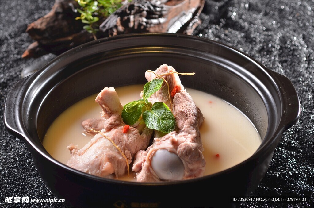 美食驱寒炖棒骨汤