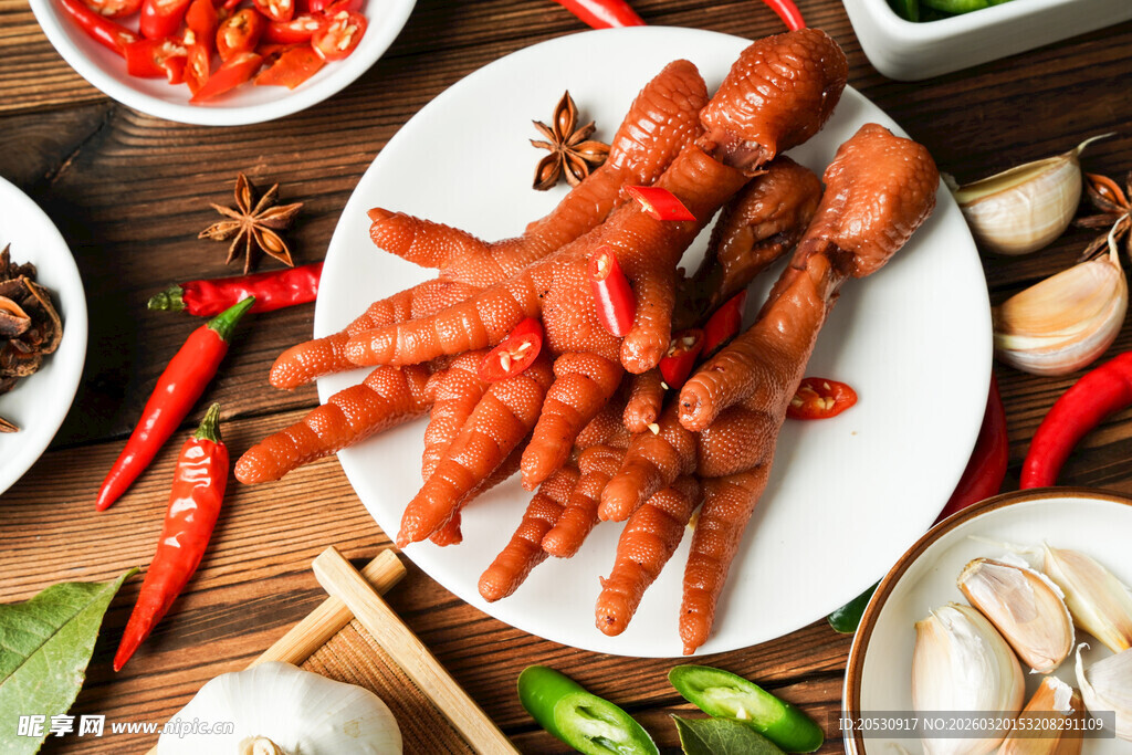 美味香辣鸡爪摆拍图