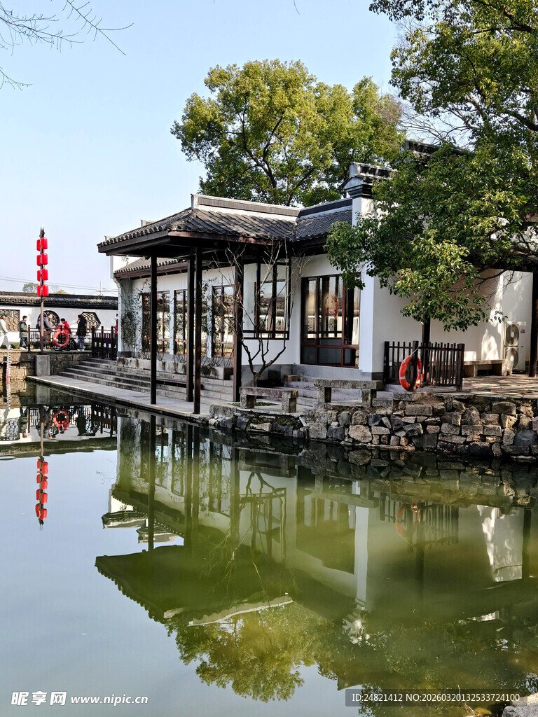 江南水乡古桥畔的雅致建筑