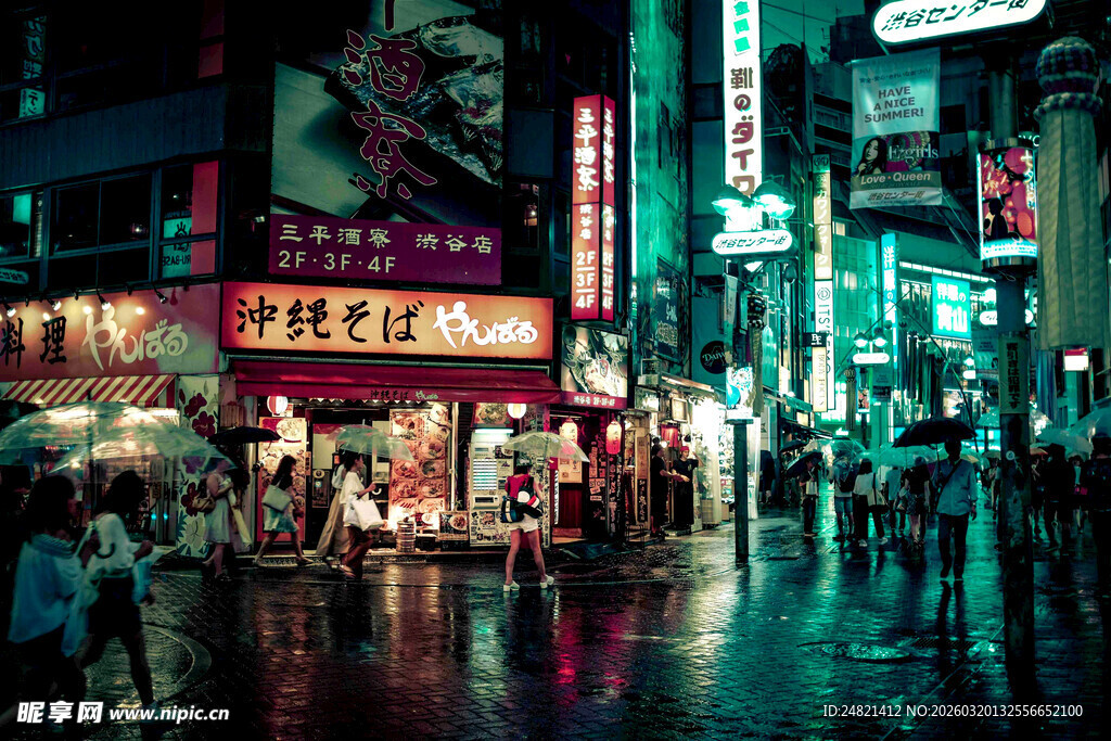 霓虹灯下的热闹都市街道