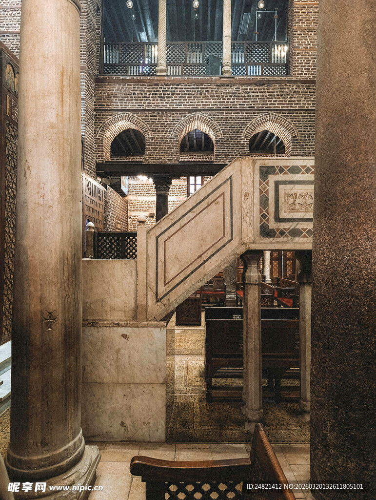 古典建筑内的精美旋转楼梯