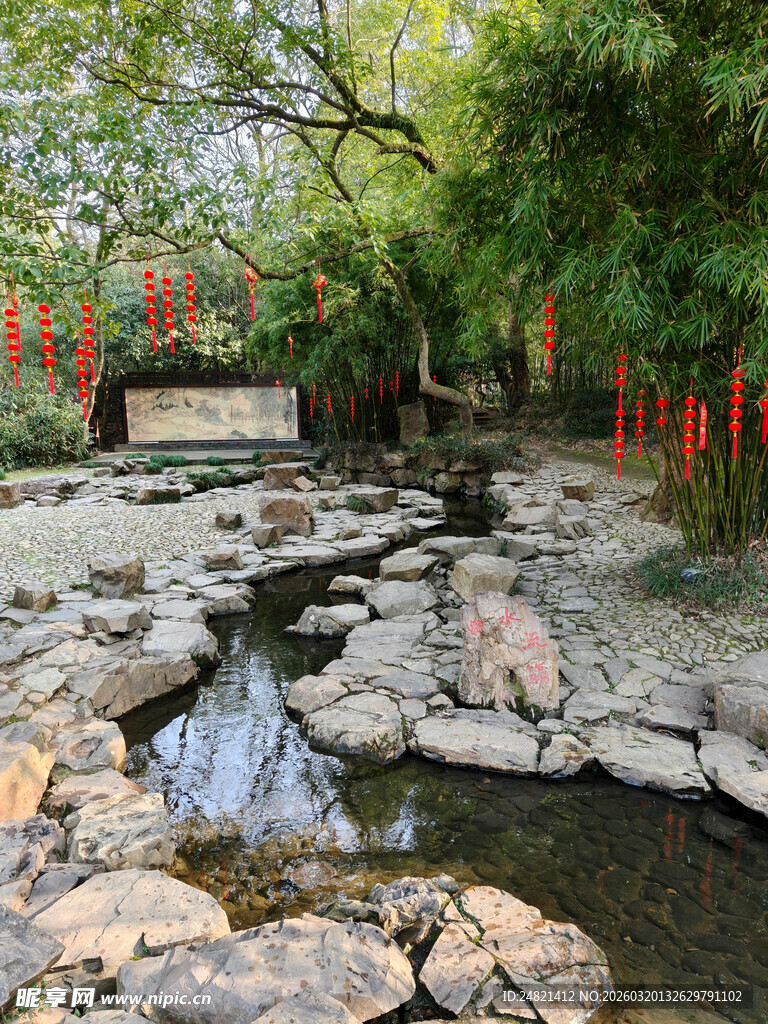 中式庭院潺潺流水景致