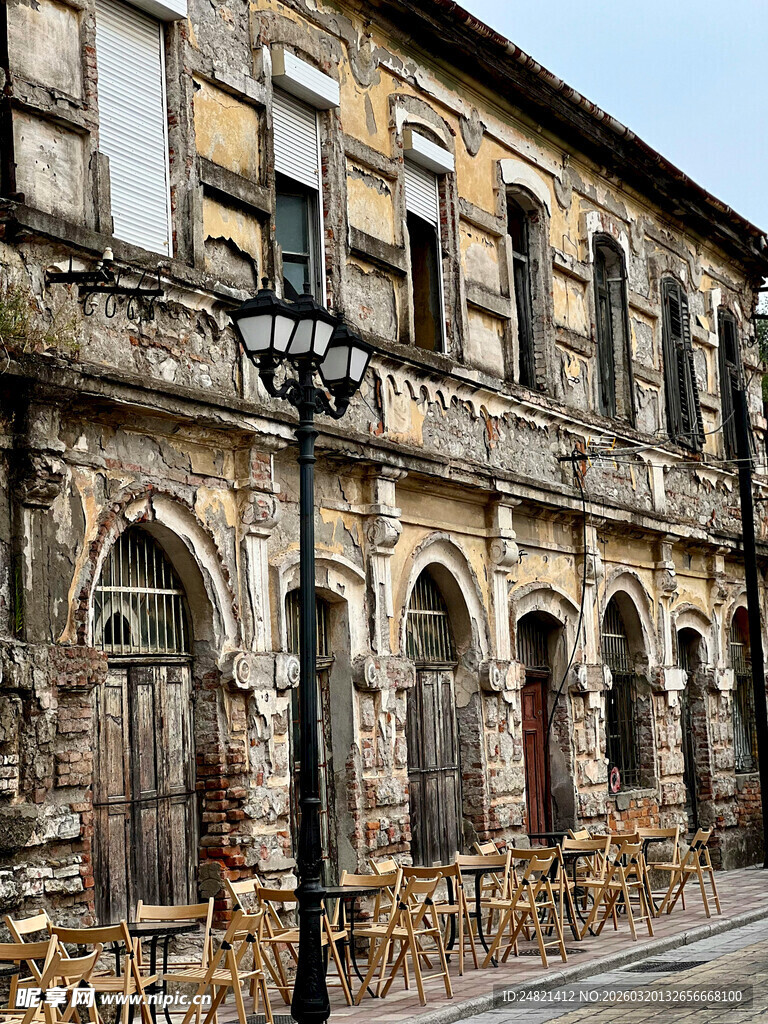 古老斑驳的欧式街道建筑