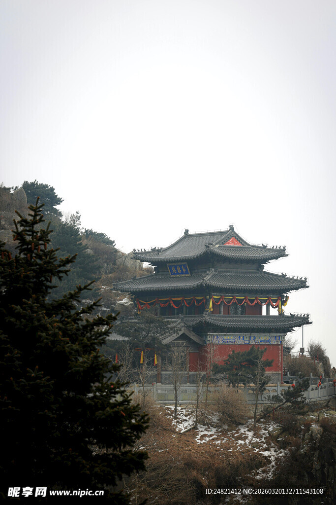 中式古建筑屹立山间