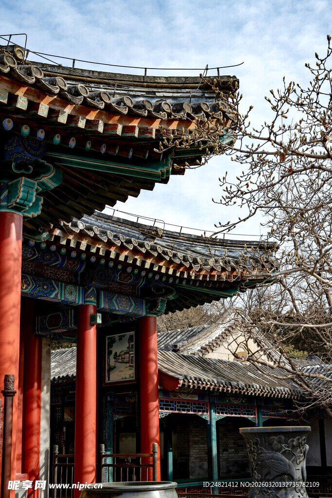 中式古建筑屋檐与红柱