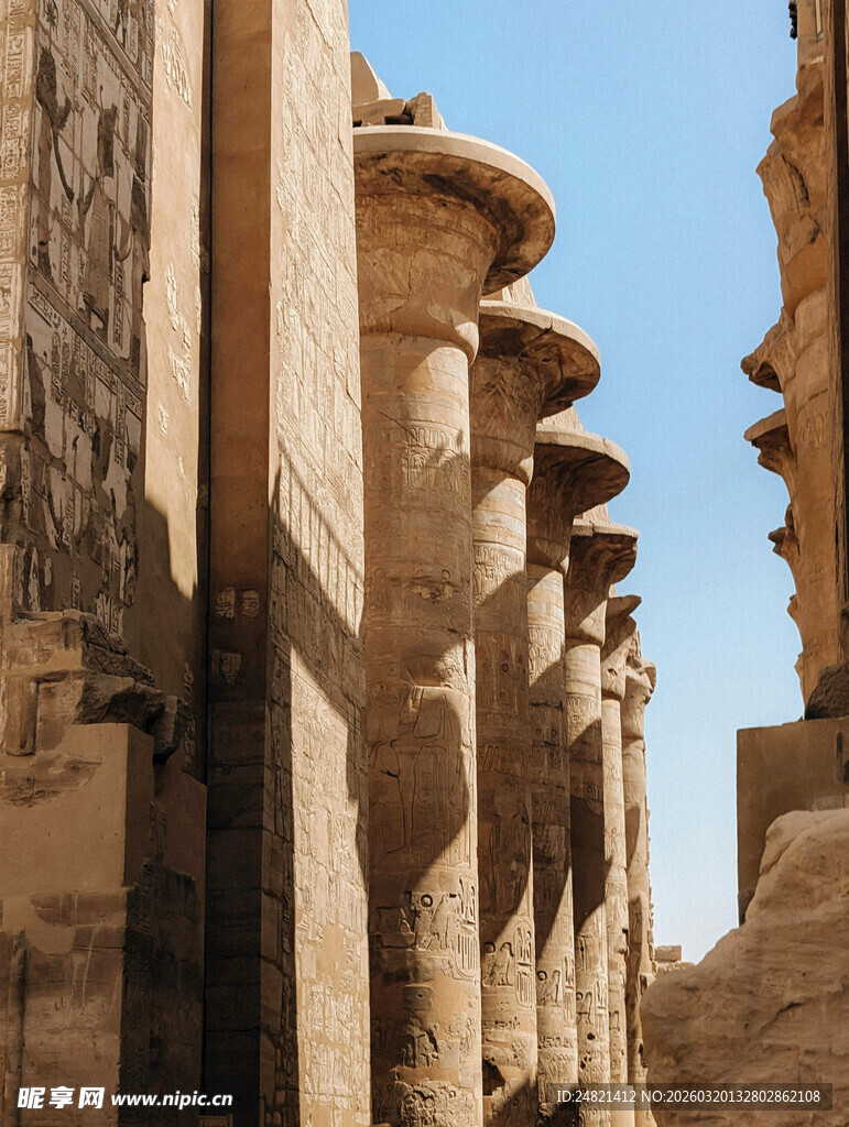 古老埃及神庙石柱景观