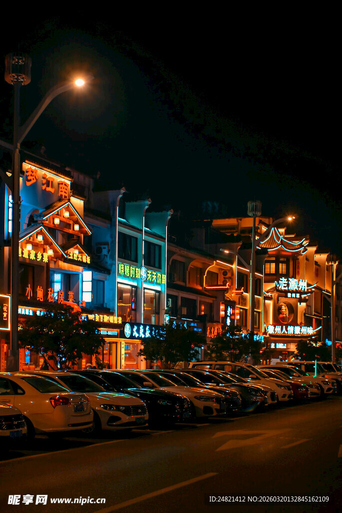 夜晚街边灯火璀璨的景象