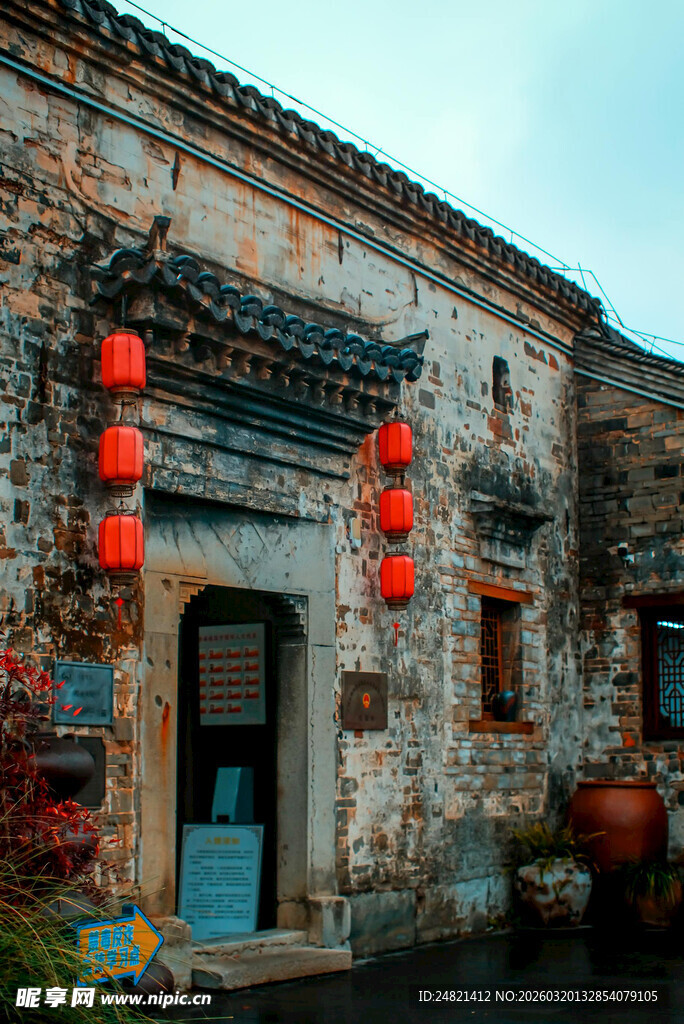 古宅门前红灯笼装点