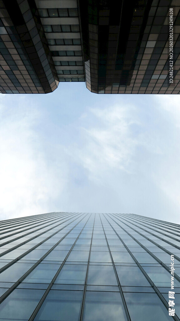 仰视摩天大楼玻璃外墙