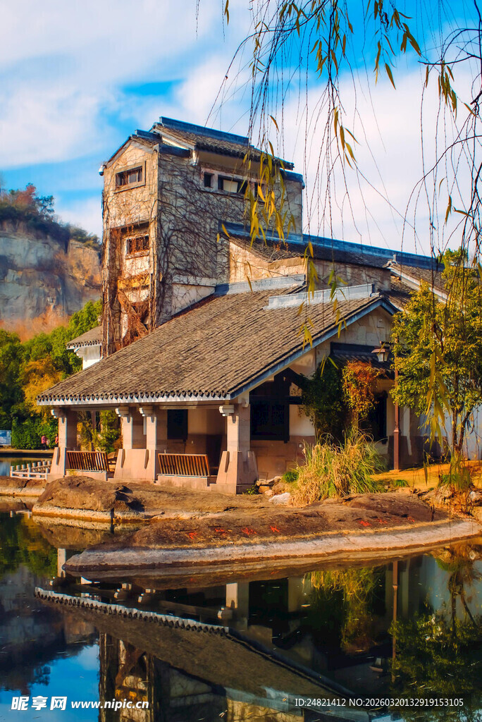 水边古朴建筑景致