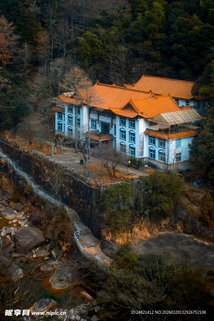 山间蓝白建筑