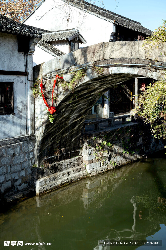 江南水乡石拱桥景色