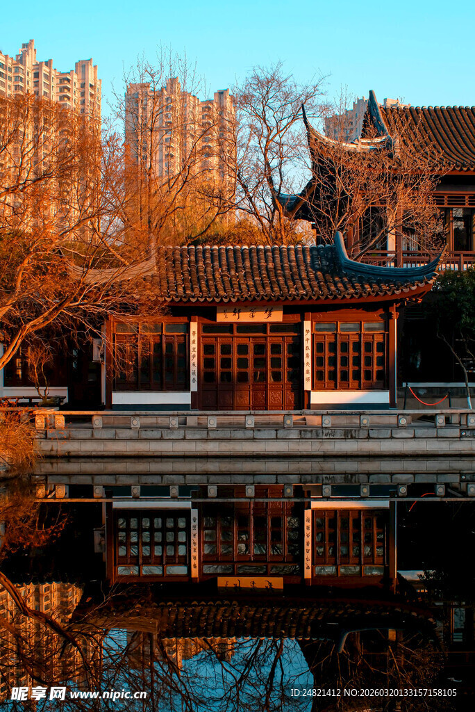 中式建筑映于波光之上