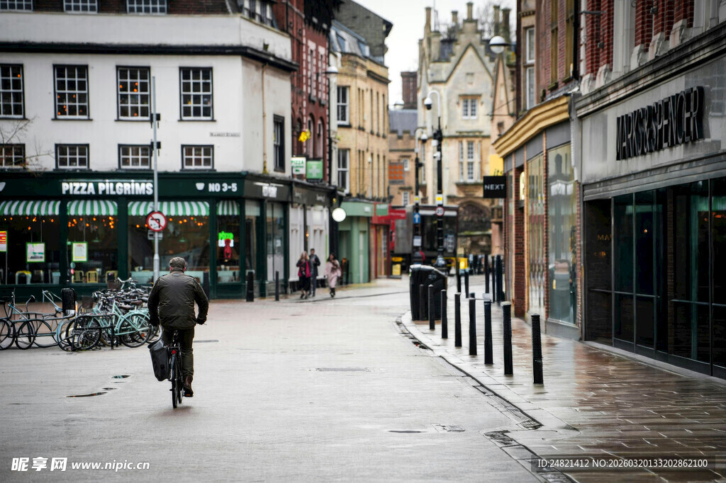 雨后欧洲街道行人景象