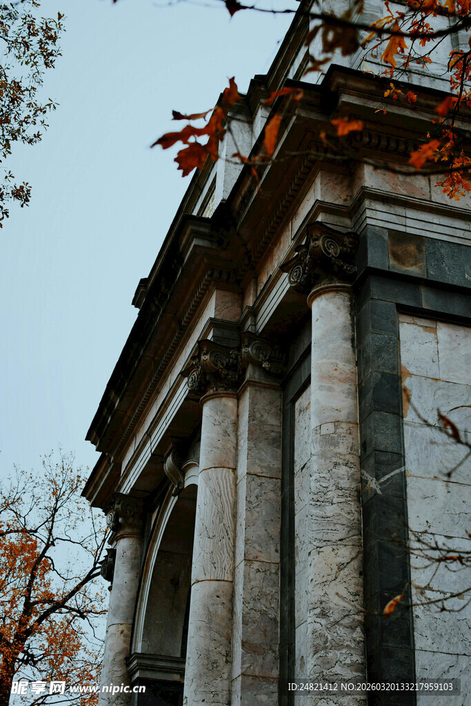 古典建筑立柱与秋日景致