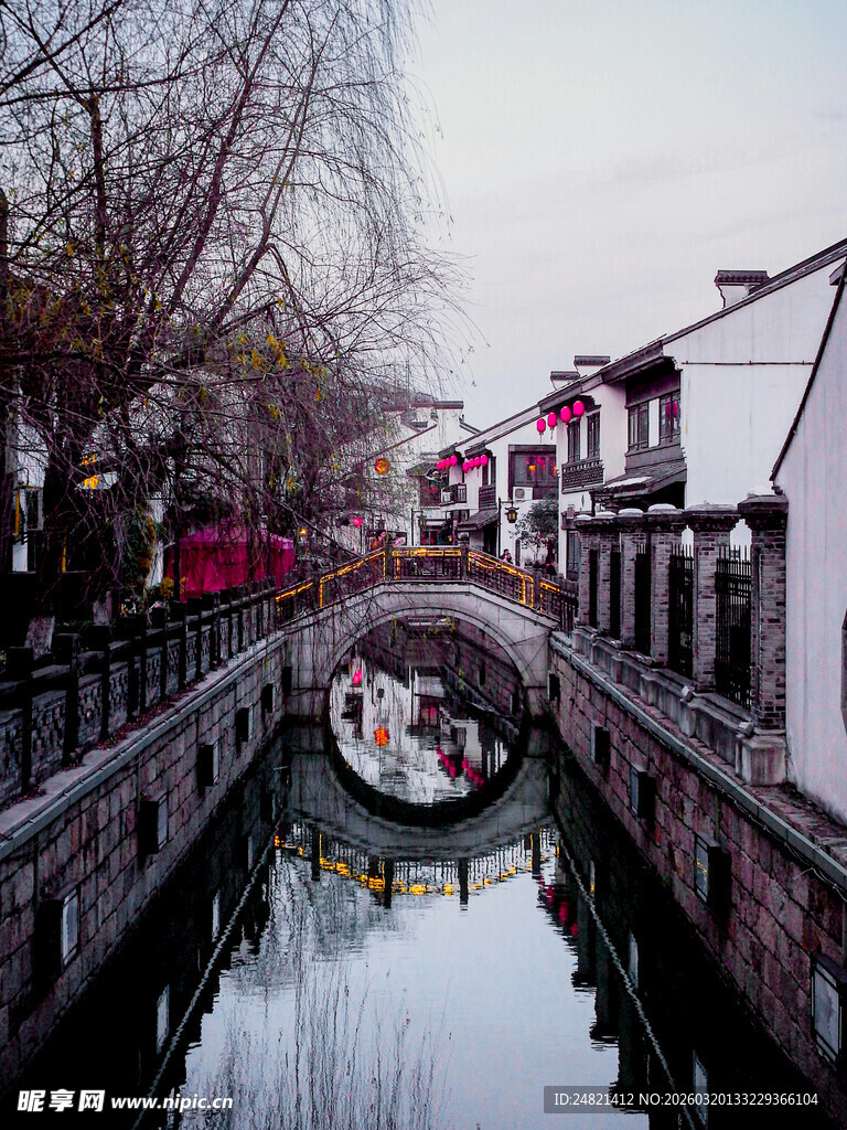 江南水乡古桥小船景致