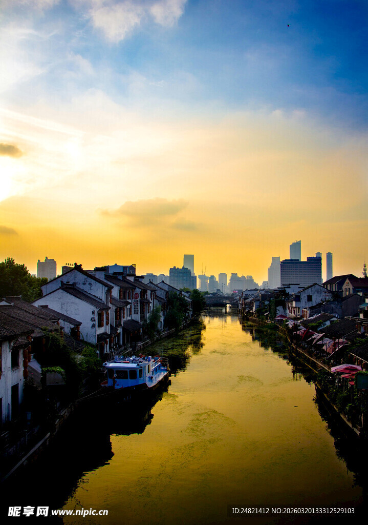 河畔古居与现代城市共融