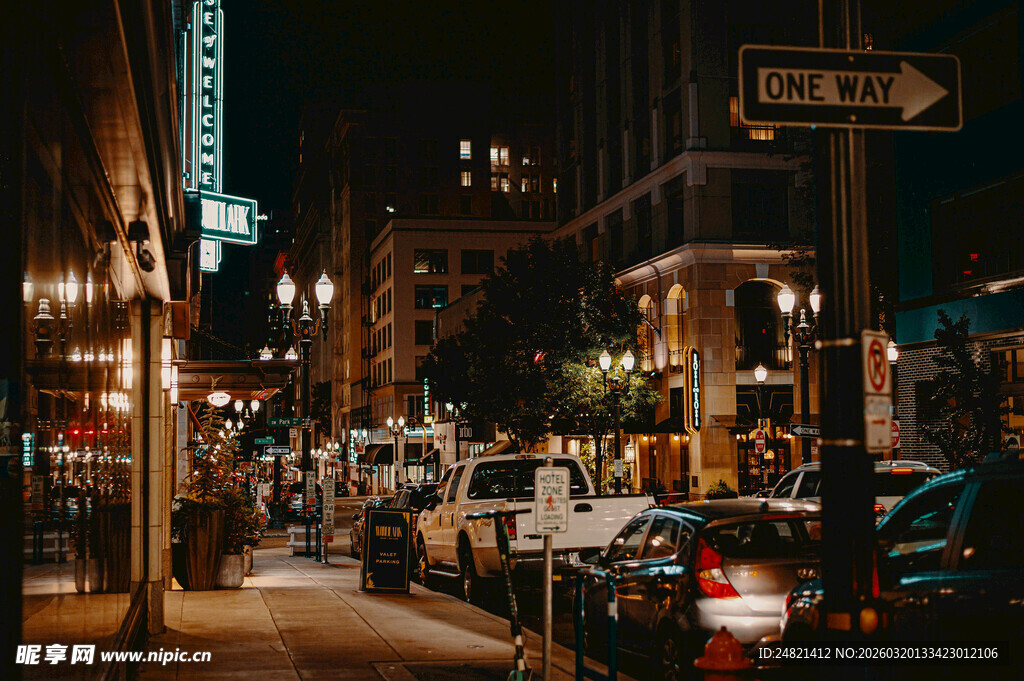 夜晚城市街道的静谧景象