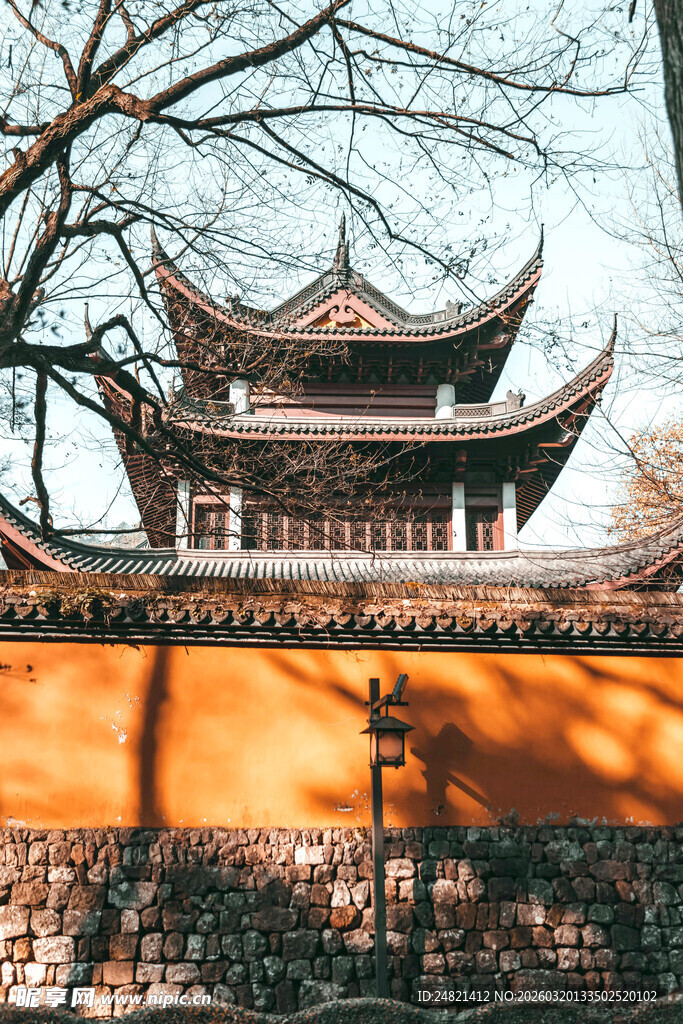 古寺墙边的中式建筑美景