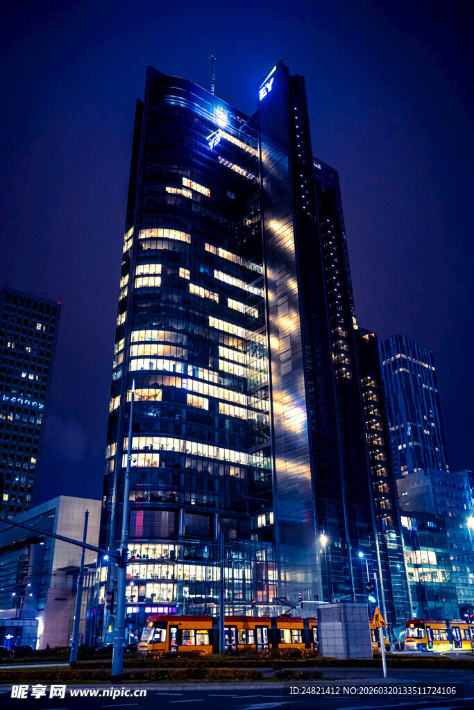 都市夜景中的璀璨摩天大楼