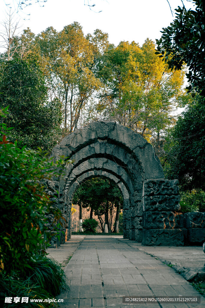 林间石拱门景观