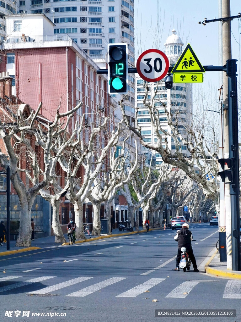 城市街道交通景象