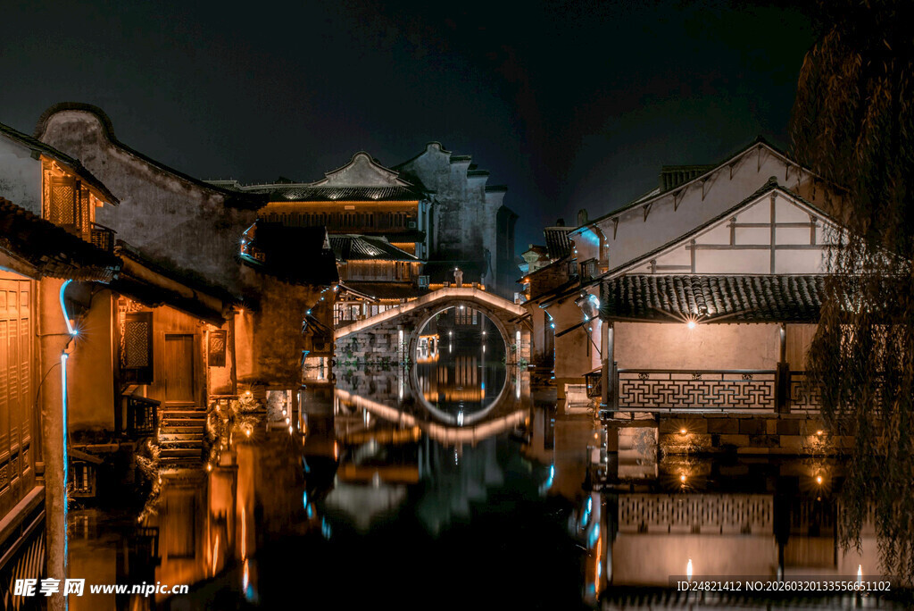 古巷夜景尽显中式风情