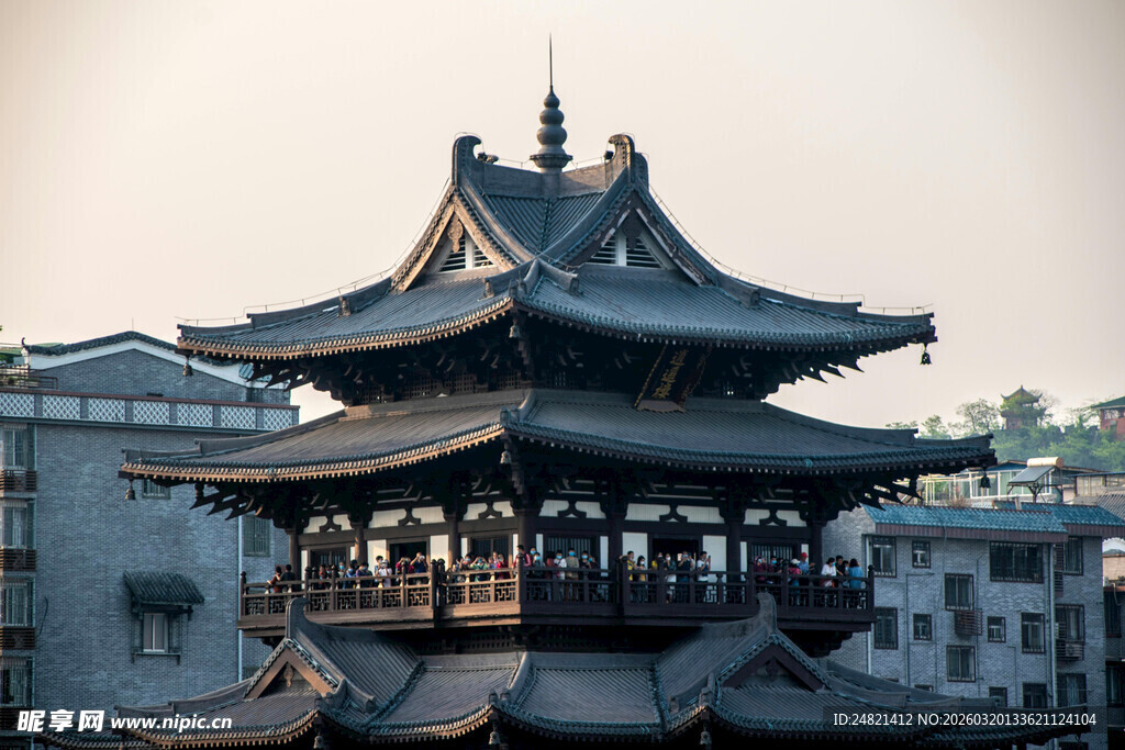 中式古亭屹立于城市间