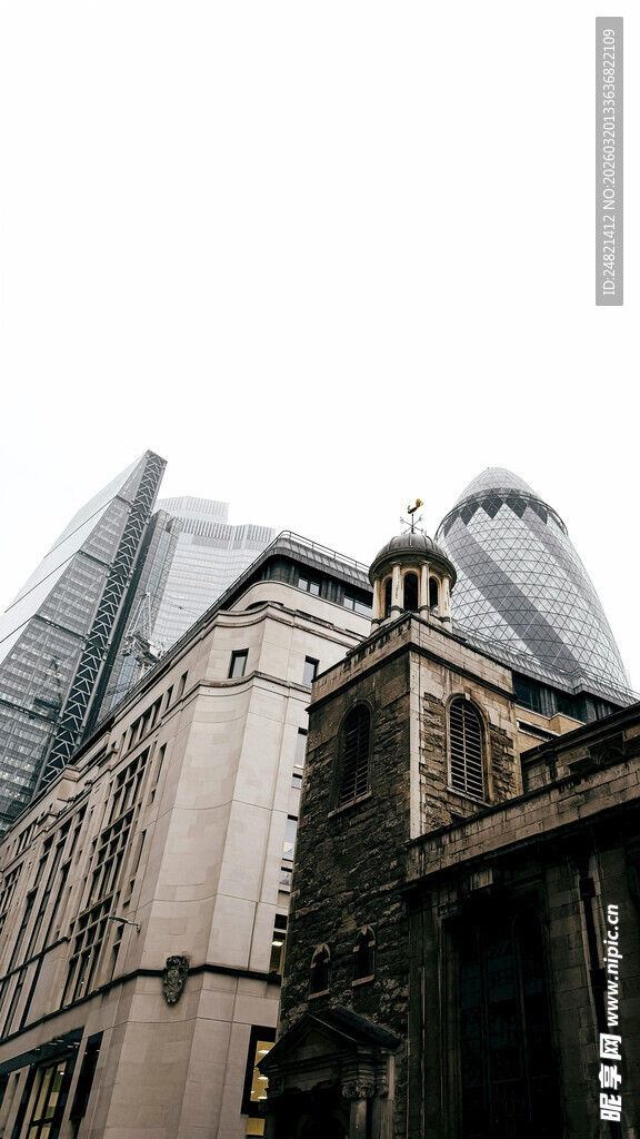 城市中的古典与现代建筑